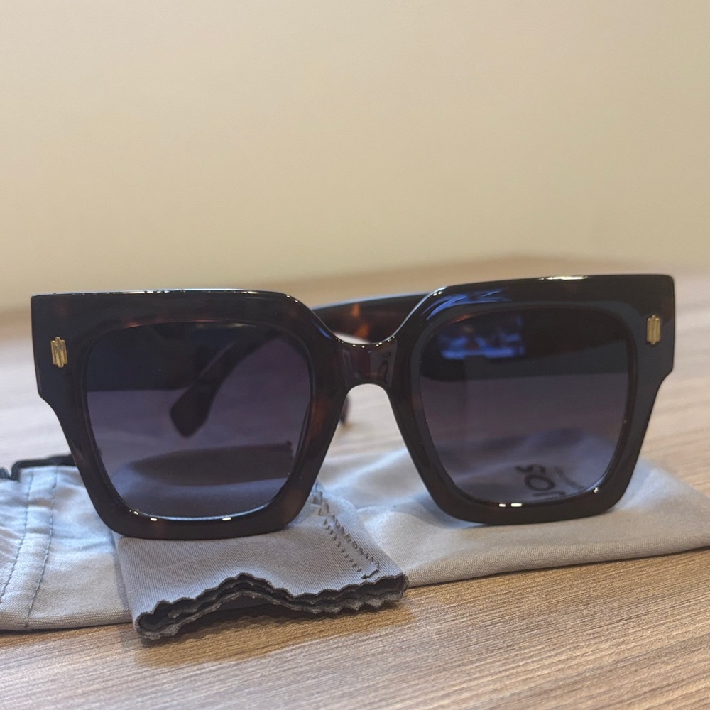 Stylish Tortoise Shell Sunglasses
